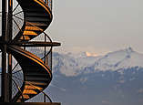 Moleturm mit Bergpanorama im Winter