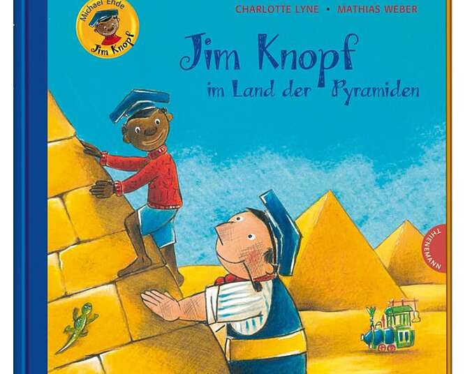 Jim Knopf und Lukas klettern auf eine Pyramide.