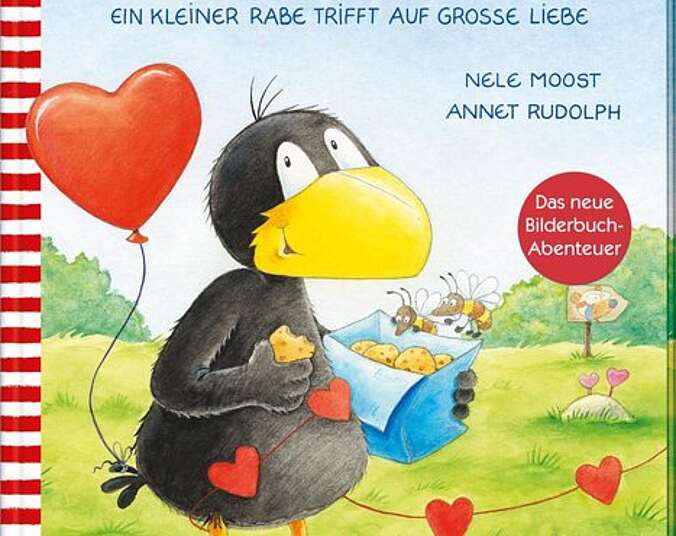 Rabe Socke mit Herz–Luftballon und Keks in der Tüte.