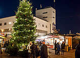 Bodenseeweihnacht mit Baum vor dem Zeppelin-Museum