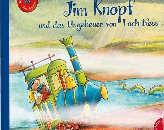 Jim Knopf und Lukas in der Lokomotive fahren an einem See entlang.