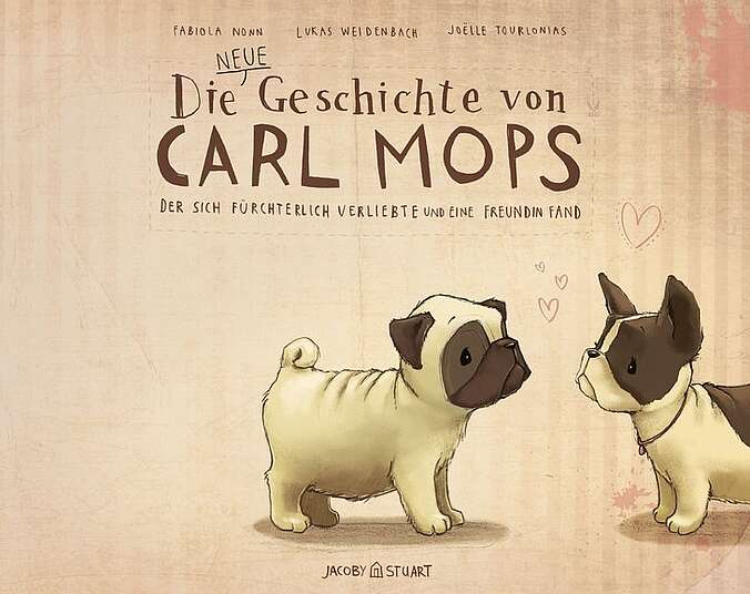 Carl der Mops steht vor einem anderen Hund.