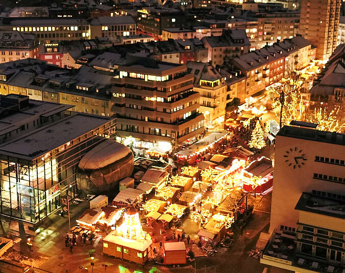 Beleuchteter Weihnachtsmarkt am Abend