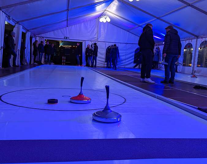 Eisstockbahn mit Eisstöcken
