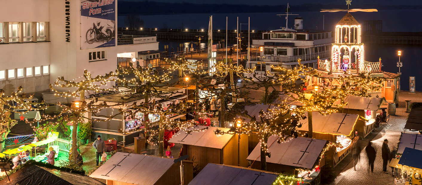 Weihnachtsmarkt von oben am Abend