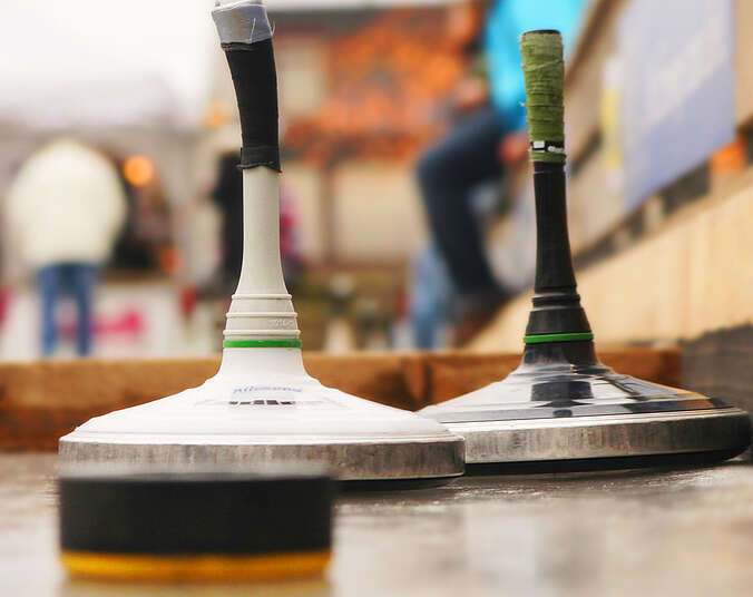 Eisstock auf Eisbahn