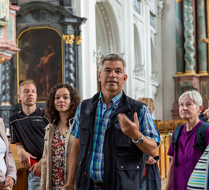 Menschen in der Schlosskirche