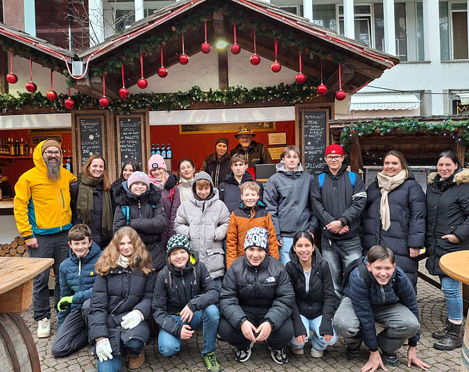 Kinder vor der Hütte