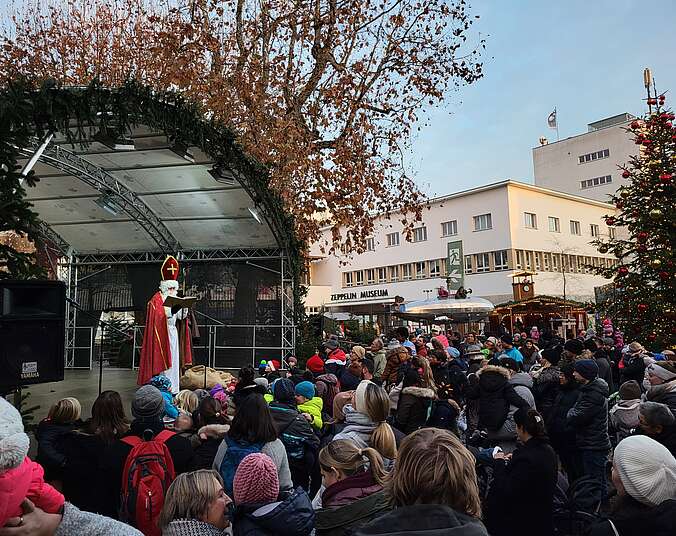 Nikolaus auf Weihnachtsmarktbühne