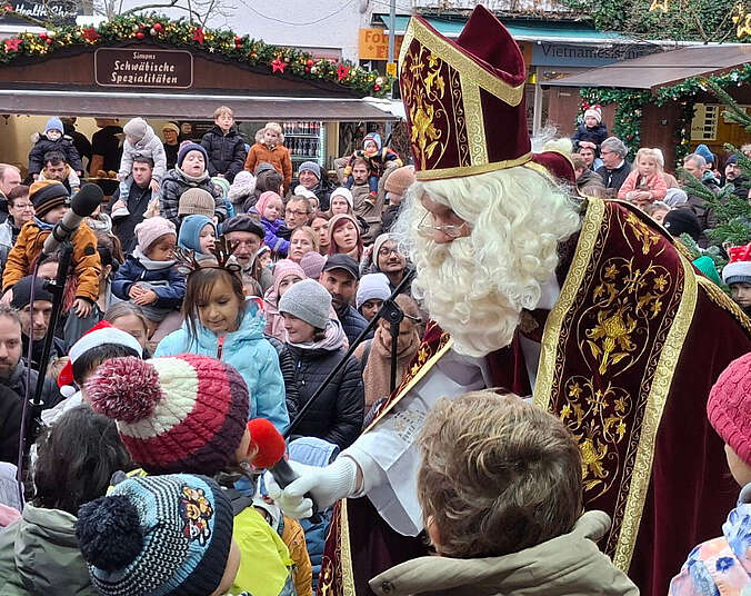 Nikolaus umringt von Kindern