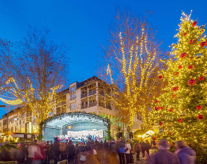 Bühne auf Weihnachtsmarkt