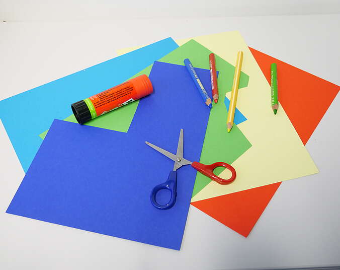 Bastelzubehör wie Schere, Kartonagen, Kleber und Buntstifte.