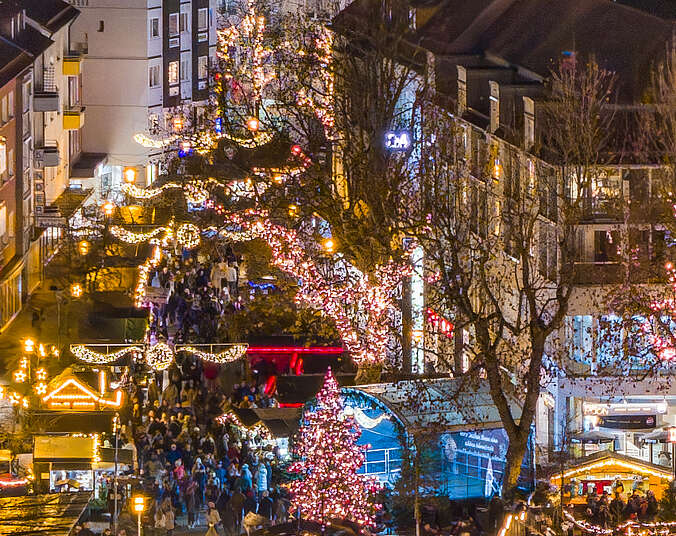 Bunte Lichter auf dem Weihnachtsmarkt von oben