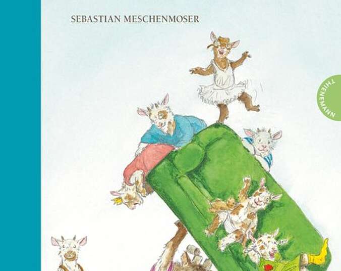 Der Wolf räumt auf während die Geißlein auf dem Sofa sitzen.
