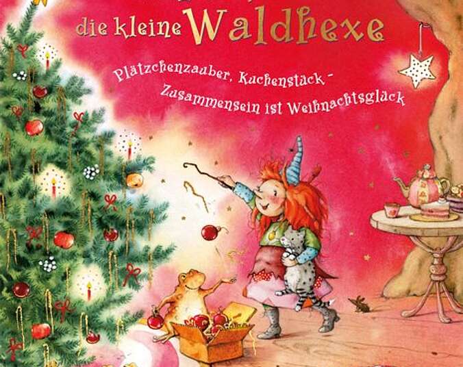 Die kleine Hexe Frida vor dem Weihnachtsbaum.