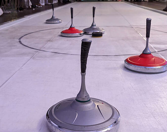 Rote und graue Eisstöcke auf Synthetik-Eis.