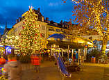 Kleiner Kinderspielplatz auf dem Weihnachtsmarkt